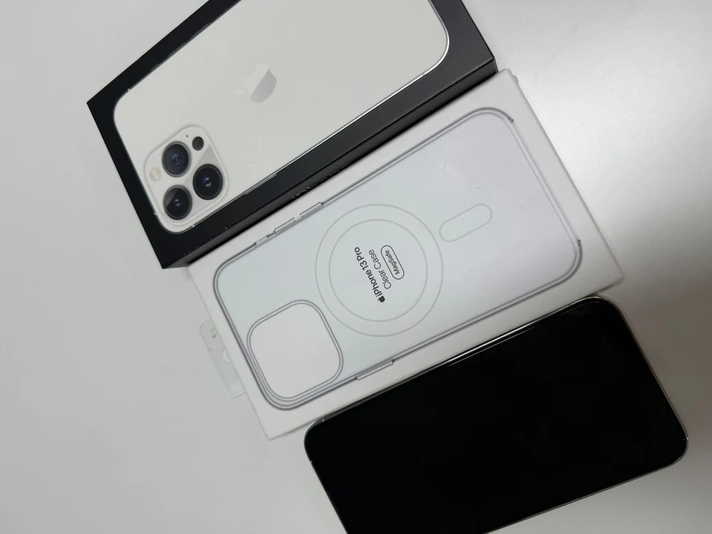 아이폰 13 Pro 실버 256GB + MagSafe 케이스 이미지