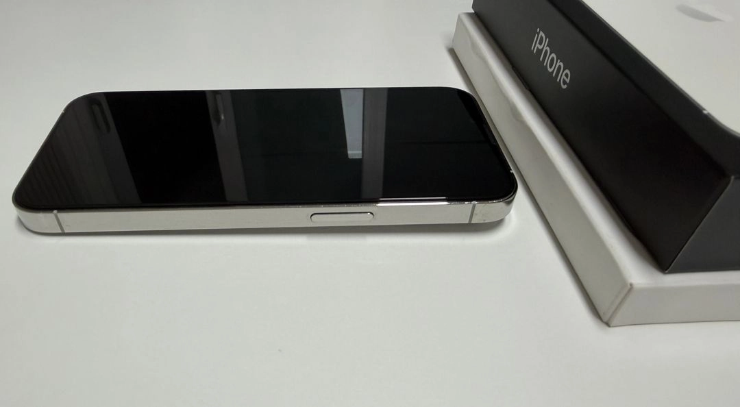 아이폰 13 Pro 실버 256GB + MagSafe 케이스 이미지