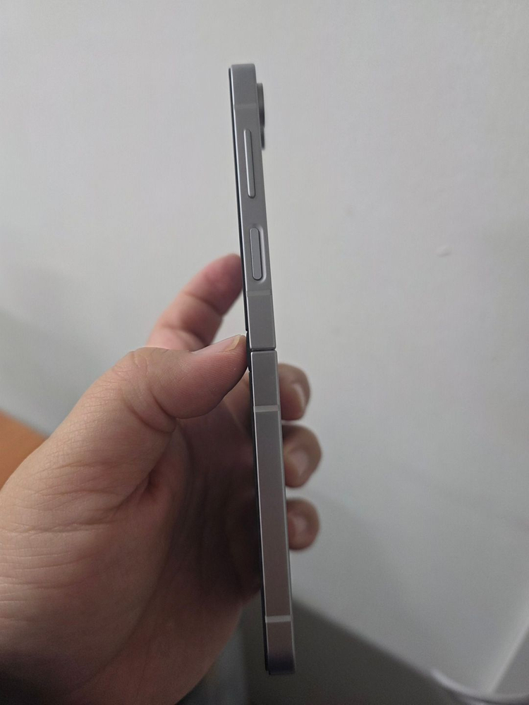 갤럭시 Z플립6 실버 256기가 A급 팝니다 이미지