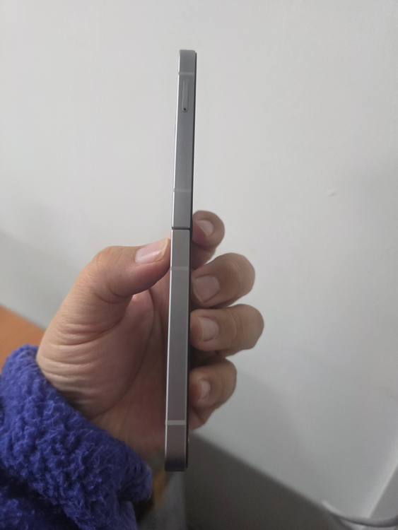 갤럭시 Z플립6 실버 256기가 A급 팝니다 이미지