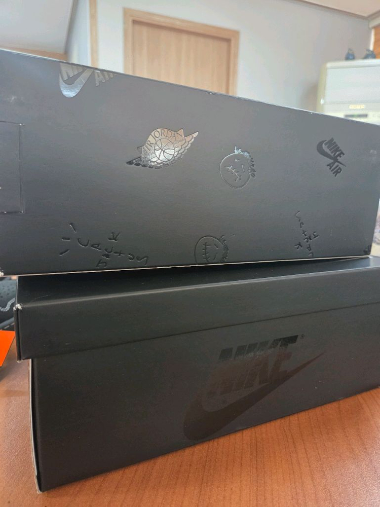 새제품 [240] 조던 1 x 트래비스 스캇 레트로 로우 OG SP 블랙 팬텀--5