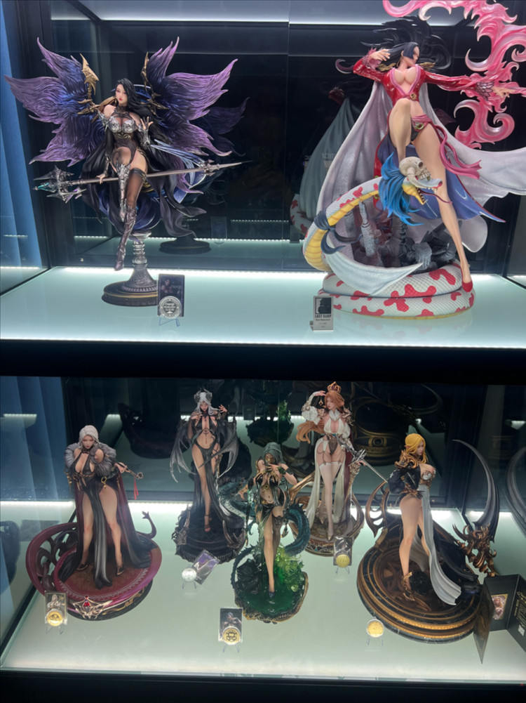 마이뮤지엄 7002스테츄 장식장 팔아요~--1