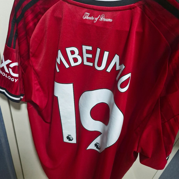 맨유 25-26시즌 축구 유니폼 19번 음뵈모 이미지