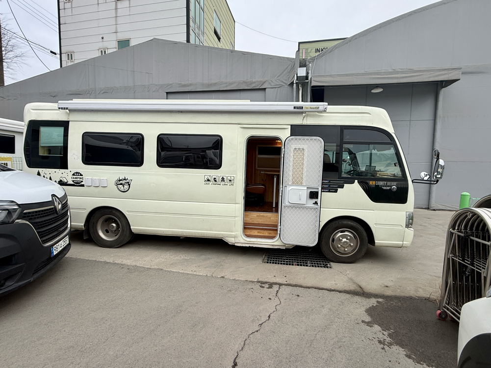 뉴카운티 롱바디 캠핑카 4인승--2