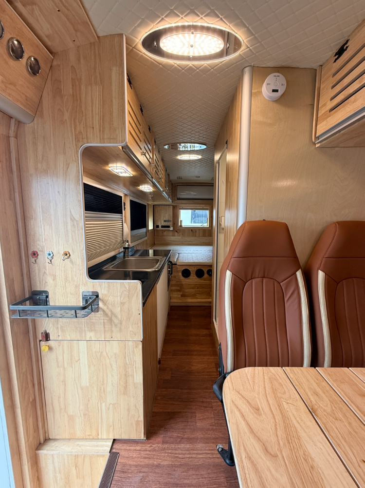 뉴카운티 롱바디 캠핑카 4인승--4