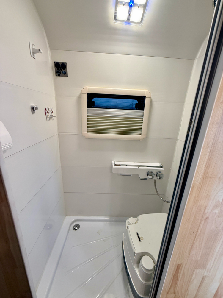 뉴카운티 롱바디 캠핑카 4인승--6