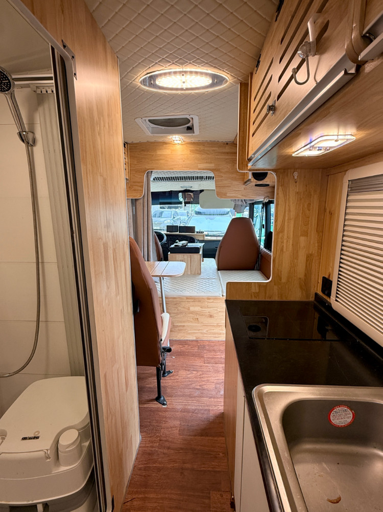 뉴카운티 롱바디 캠핑카 4인승--8