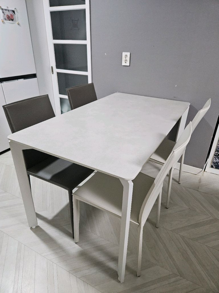 리바트 아르떼 4인용 세라믹식탁 + 스키니 가죽 식탁의자 4개 이미지