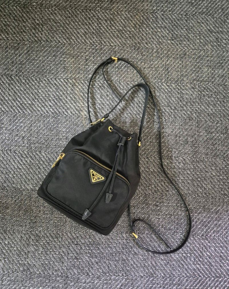 프라다 나일론 버킷백--2