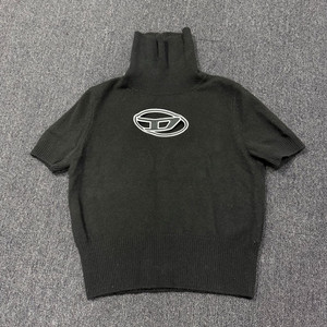 디젤 컷아웃 로고 터틀넥 니트 반팔