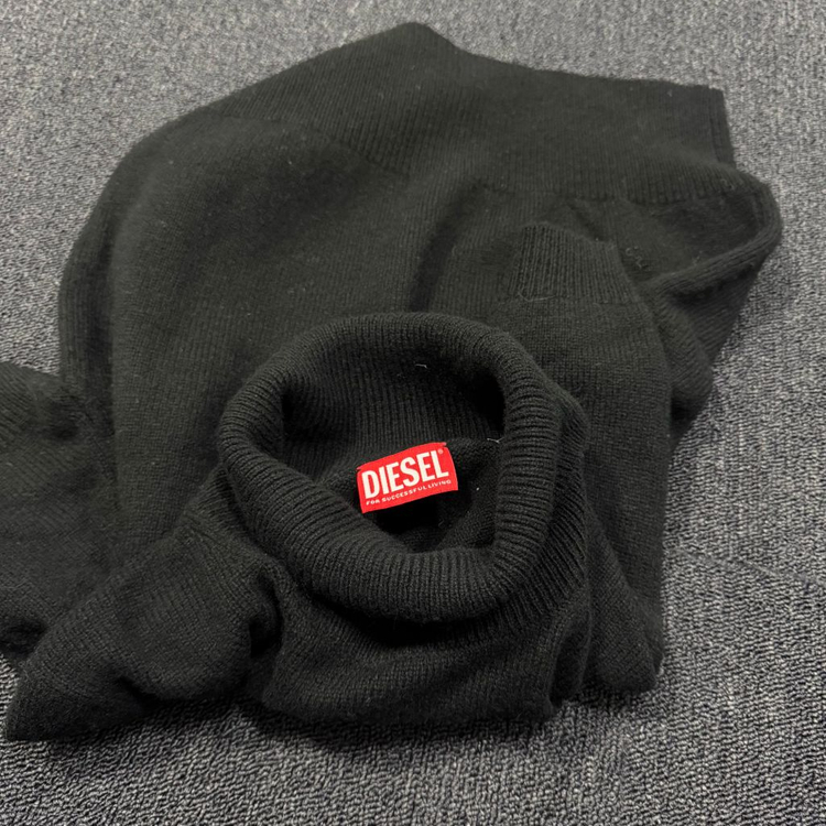디젤 컷아웃 로고 터틀넥 니트 반팔--7