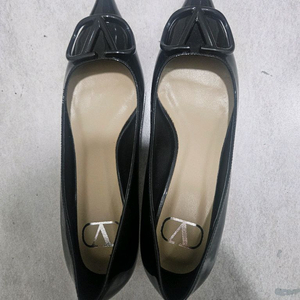 V로고 포인티드 펌프스 이미지