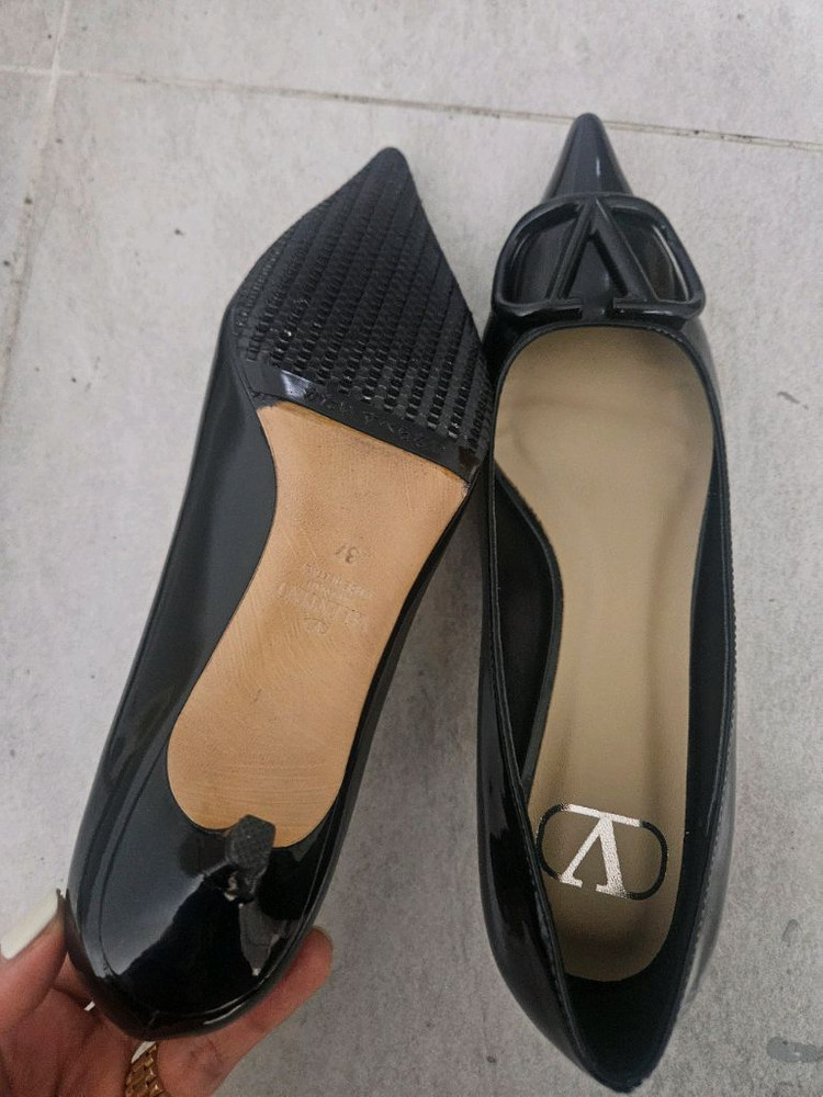 V로고 포인티드 펌프스 이미지