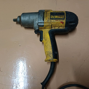 디월트 전기 임팩렌치 판매해요 이미지