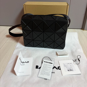 바오바오 큐보이드 라지 판매합니다.