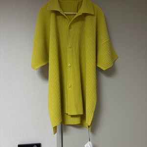 [3]옴므플리세 반팔 셔츠 더스티 옐로우 먼슬리