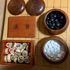 고급 나무 바둑판 바둑알 장기알 세트 이미지