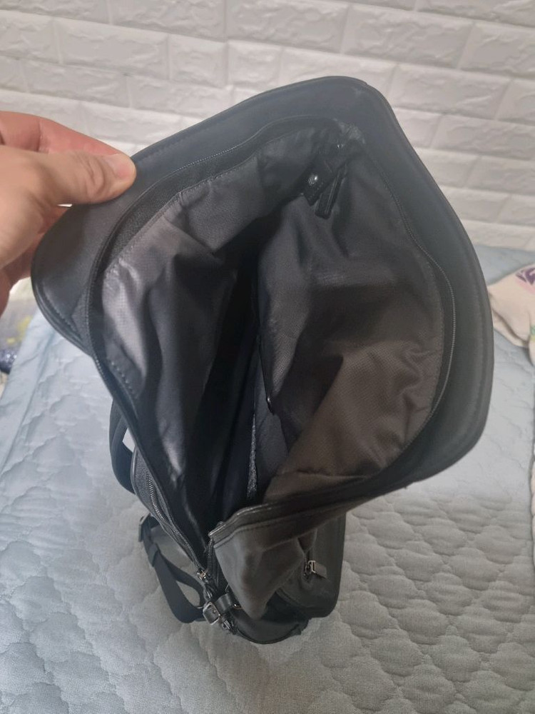 TUMI 가죽 블랙백팩--4