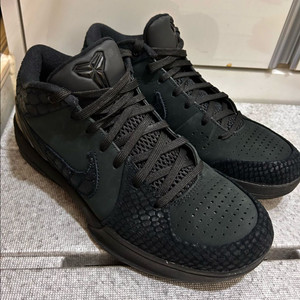 나이키 코비4 블랙 유니버시티 골드 팝니다