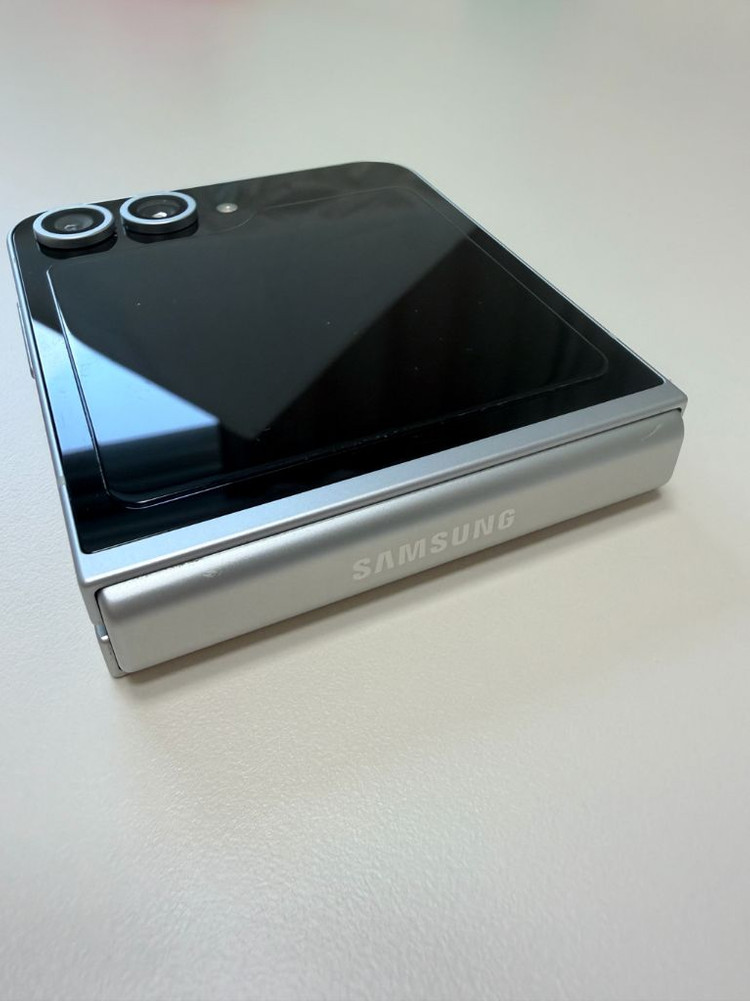 갤럭시플립6 256 화이트--2