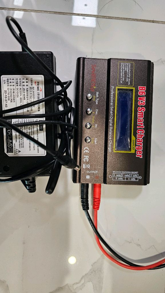 알씨 b6 충전기 및 몬스터 타이어 팝니다 이미지