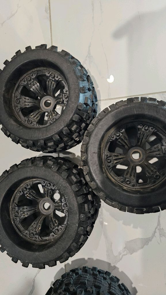 알씨 b6 충전기 및 몬스터 타이어 팝니다 이미지