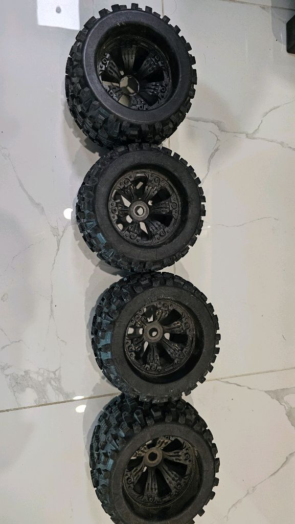 알씨 b6 충전기 및 몬스터 타이어 팝니다 이미지