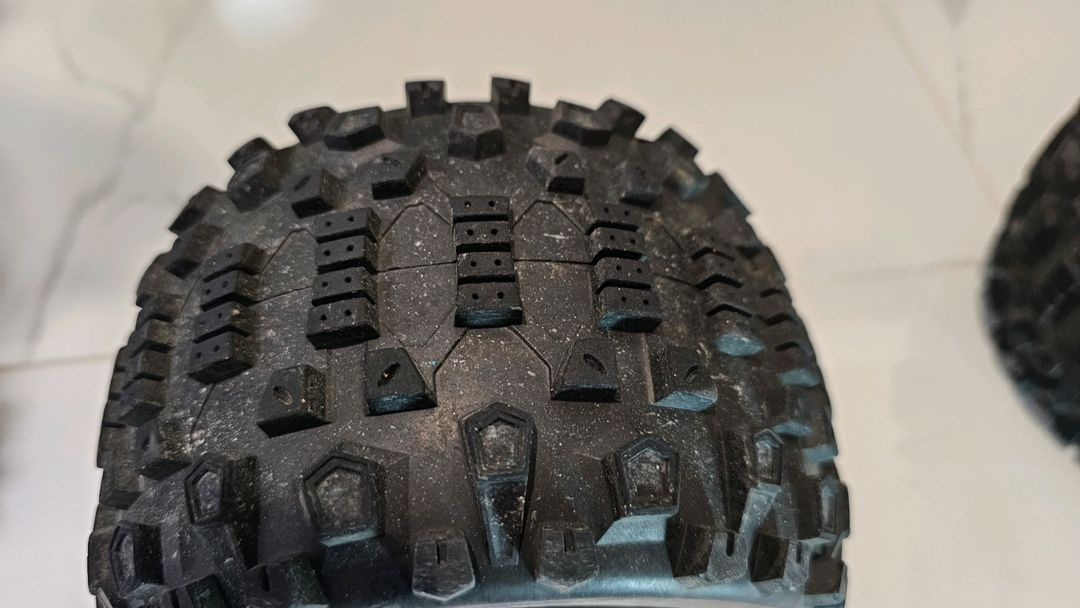 알씨 b6 충전기 및 몬스터 타이어 팝니다 이미지