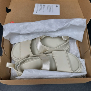 (미사용) UGG 골든글로우 플랫폼 스트랩 샌들