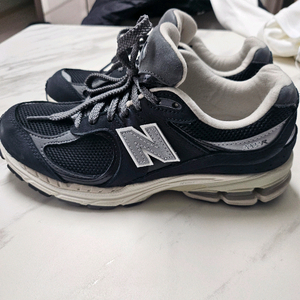 뉴발란스 2002R 블랙 245mm