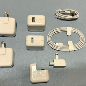 애플 정품 돼지코110볼트 아답터및 라이트닝 케이블여행 가시는분 필요하시면 쓰시면 됩니다(일본,동남아)미사용 새상품