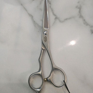 Hideo 브랜드의 전문가용 5.5인치 새제품 팝니다