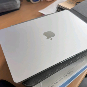 맥북에어 M4 13인치 실버 풀박스 판매 (램16GB / 배터리사이클 2 / 새제품급)