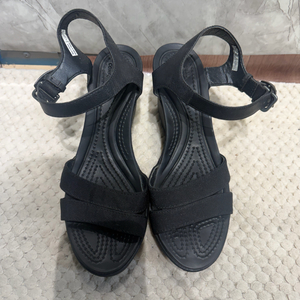 크록스 블랙 스트랩 샌들 여성용