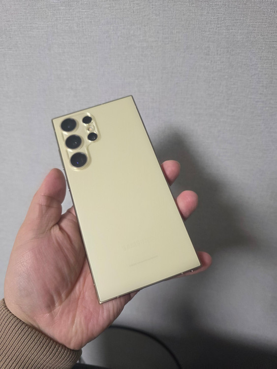 갤럭시 S24울트라 티타늄 옐로우 256기가 SS급 팔아요~--1