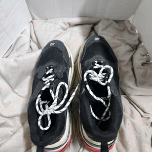 트리플S 스니커즈