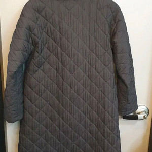 이세이미야케 퀄팅코트겸점퍼 사이즈/TAILLE3도톰한퀄팅입니다색상은 차콜색정도로생각해주심되고라벨에 살짝얼룩있고