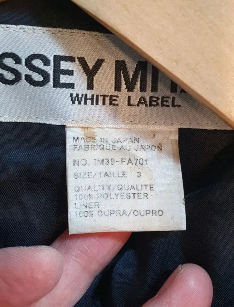 이세이미야케 퀄팅코트겸점퍼 사이즈/TAILLE3도톰한퀄팅입니다색상은 차콜색정도로생각해주심되고라벨에 살짝얼룩있고--3