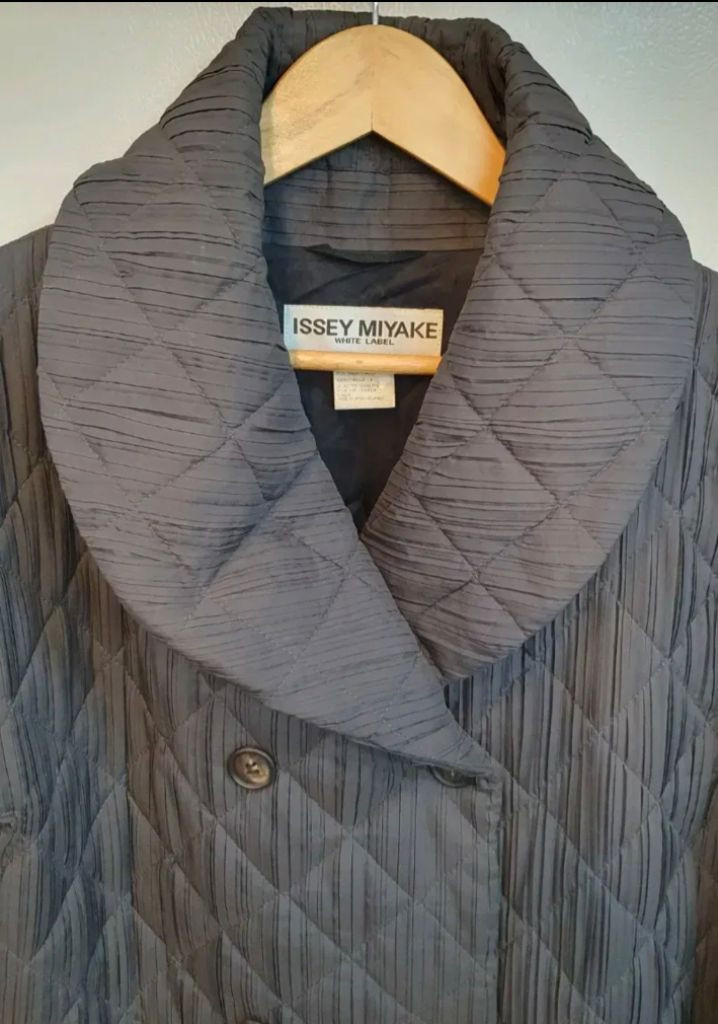 이세이미야케 퀄팅코트겸점퍼 사이즈/TAILLE3도톰한퀄팅입니다색상은 차콜색정도로생각해주심되고라벨에 살짝얼룩있고--4