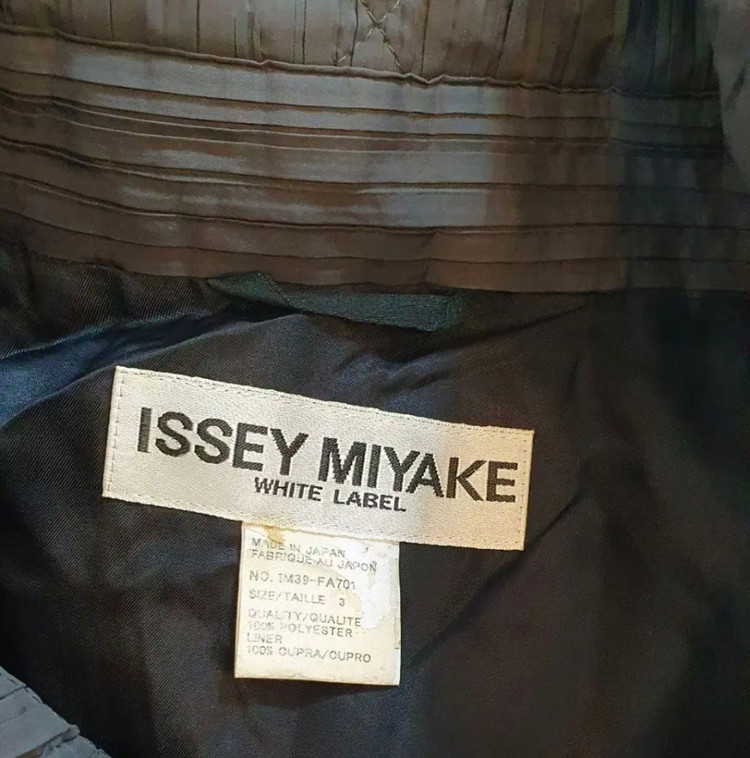 이세이미야케 퀄팅코트겸점퍼 사이즈/TAILLE3도톰한퀄팅입니다색상은 차콜색정도로생각해주심되고라벨에 살짝얼룩있고--5