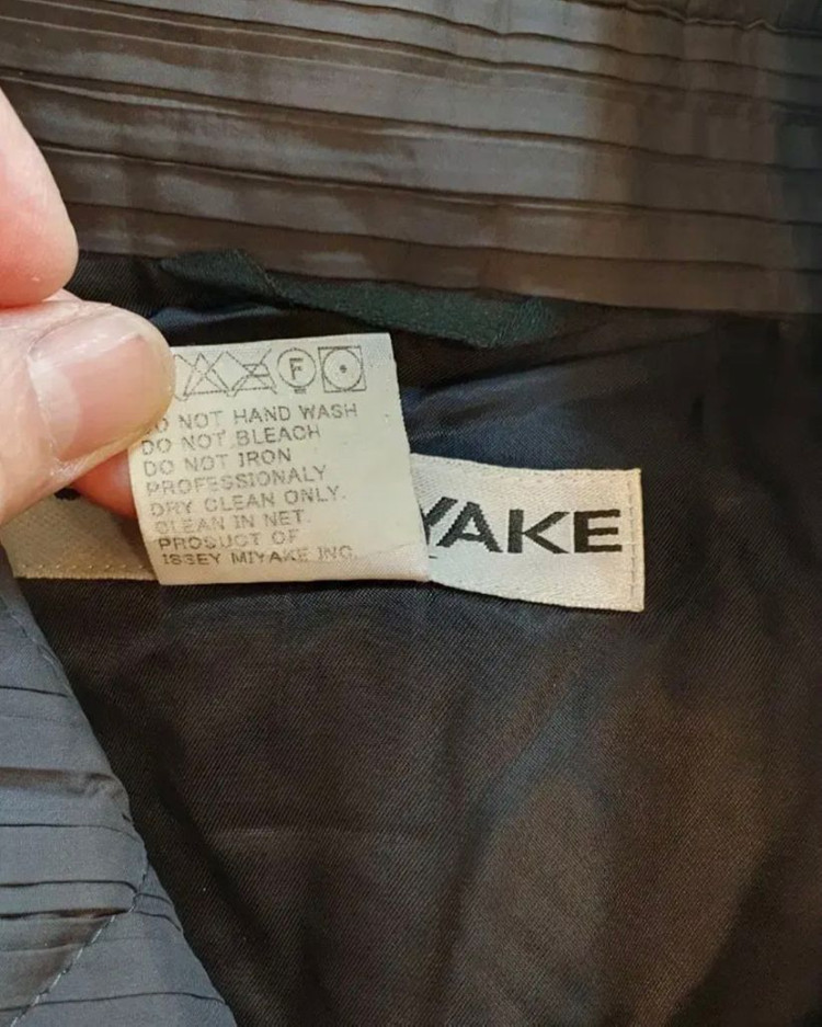 이세이미야케 퀄팅코트겸점퍼 사이즈/TAILLE3도톰한퀄팅입니다색상은 차콜색정도로생각해주심되고라벨에 살짝얼룩있고--6