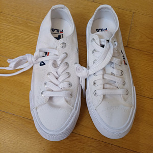 (새제품) 휠라 운동화 220