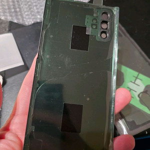 갤럭시 노트10 플러스 제품 아우라 글로우 색상의 백커버 이미지