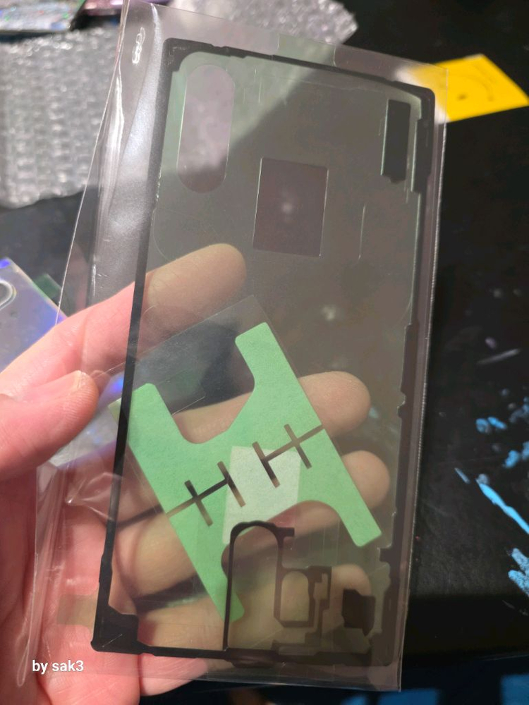 갤럭시 노트10 플러스 제품 아우라 글로우 색상의 백커버 이미지