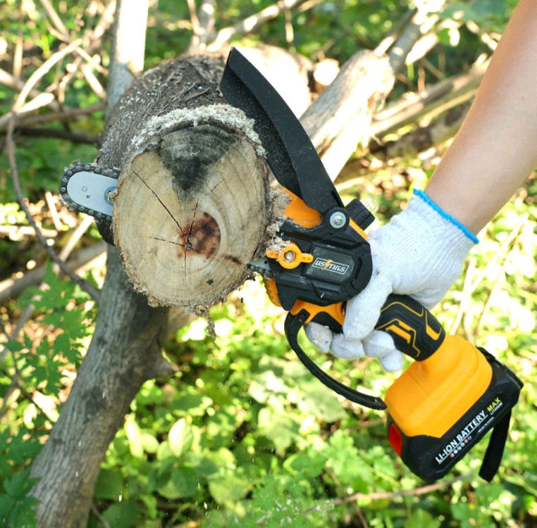 강력한 충전식 전기톱 풀세트입니다. 안전을 위한 보안경과 장갑까지 풀세트로 드립니다. 휴대와 보관이 용이한 케이스--2