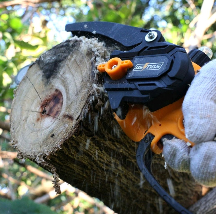 강력한 충전식 전기톱 풀세트입니다. 안전을 위한 보안경과 장갑까지 풀세트로 드립니다. 휴대와 보관이 용이한 케이스--3