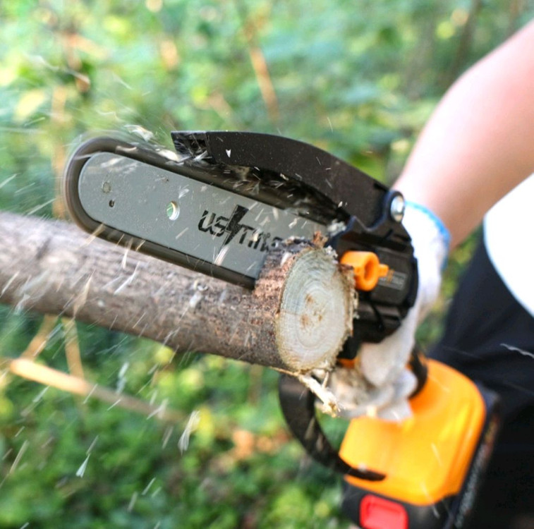 강력한 충전식 전기톱 풀세트입니다. 안전을 위한 보안경과 장갑까지 풀세트로 드립니다. 휴대와 보관이 용이한 케이스--4