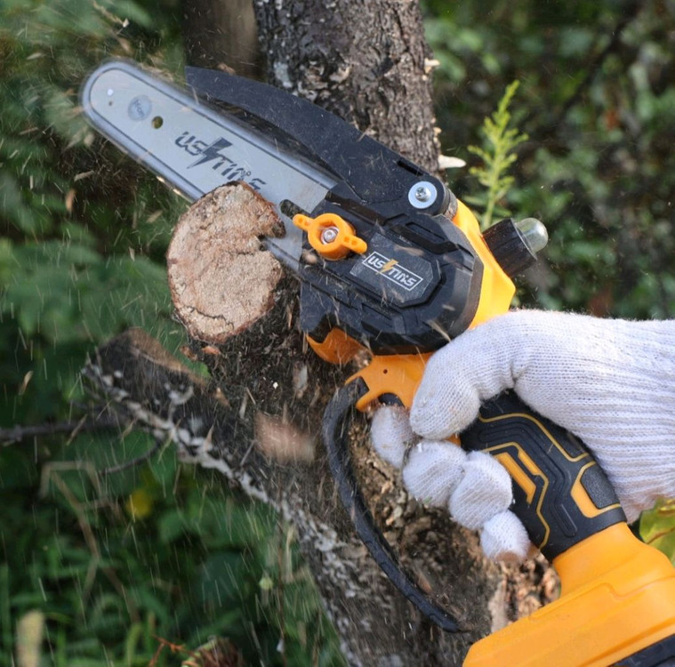 강력한 충전식 전기톱 풀세트입니다. 안전을 위한 보안경과 장갑까지 풀세트로 드립니다. 휴대와 보관이 용이한 케이스--5