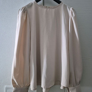 아이보리 색상의 퍼프 블라우스입니다55 이미지