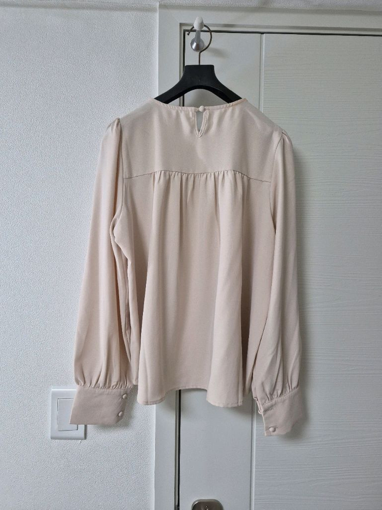 아이보리 색상의 퍼프 블라우스입니다55 이미지